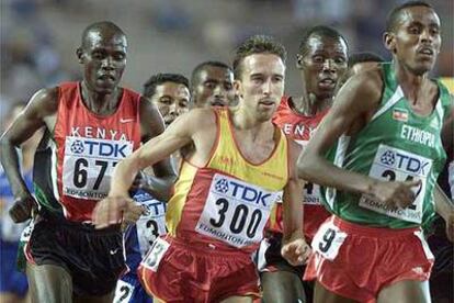 Alberto García, en la final de los 5.000 metros en los Campeonatos del Mundo de Edmonton de 2001.