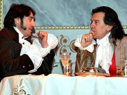 Carmelo Gómez (a la izquierda) y Josep Maria Flotats, en una escena de <i>La cena</i>.