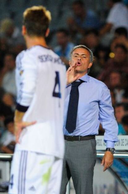 Mourinho da instrucciones a Ramos