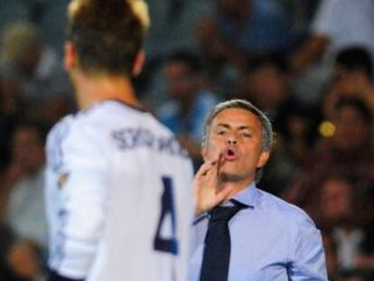 Mourinho da instrucciones a Ramos