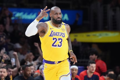 LeBron James celebra el triple con el que superó los 50.000 puntos.