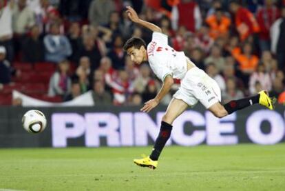 Navas, en el momento de marcar el segundo gol tras regatear a De Gea