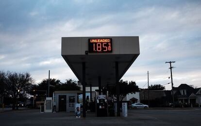 Posto de gasolina no Texas afetado pela queda dos preços.