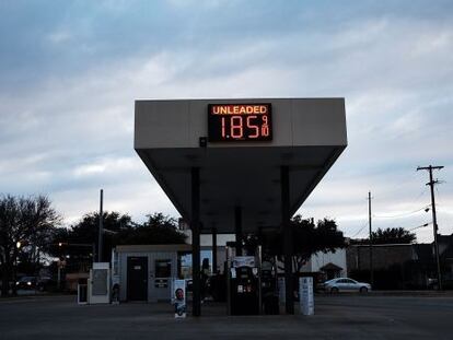 Posto de gasolina no Texas afetado pela queda dos preços.