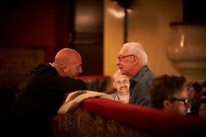 Víctor García de Gomar conversa con el dorector William Chisrtie antes de un ensayo. / DAVID RUANO (Liceu)
