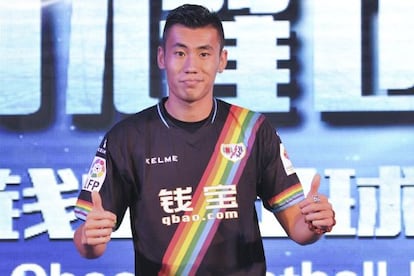 Zhang Chengdong con la camiseta del Rayo.