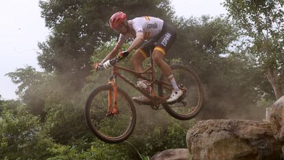 David Valero, de 32 años, ha sido bronce en la prueba de ciclismo de montaña. El español terminó tercero en la montaña de Izu con un tiempo de 1h 25m 48s por detrás de el británico Pitcock, oro (1h 25m 14s), y el suizo Flueckiger, plata (1h 25m 34s).