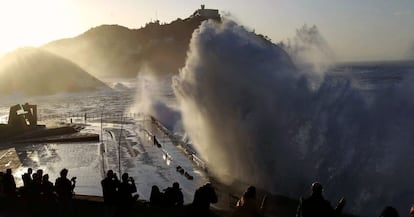 Numerosos curiosos se han acercado al Paseo Nuevo de San Sebastián, donde se ha decretado la alerta naranja por olas de hasta siete metros.