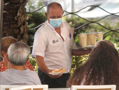 Un camarero en un establecimiento de Alicante, el 7 de julio.