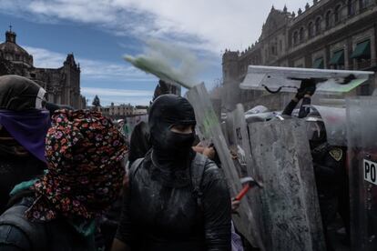 Finalmente las manifestantes se comenzaron a retirar al caer la tarde.