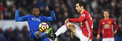 Ndidi pugna con Mkhitaryan.