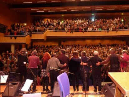 Al Tall, Carles Dénia, maría del Mar Bonet, Joan Amèric y sus músicos al final del concierto por Ca Revolta.