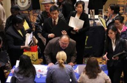 Asistentes a una feria de empleo en San Francisco solicitan información.