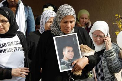 La madre del militar francés de origen magrebí, Iman Ibn Ziadem, asesinado por Mohamed Merah, porta un retrato de su hijo durante una manifestación.