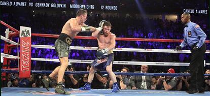 Los boxeadores Gennady Golovkin y Saúl 'Canelo' Álvarez, en el ring durante la disputa del cinturón mundial del peso mediano en septiembre, en Las Vegas (EE UU).