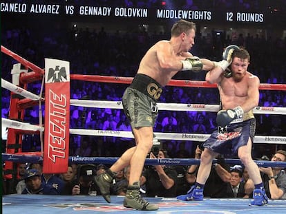 Los boxeadores Gennady Golovkin y Saúl 'Canelo' Álvarez, en el ring durante la disputa del cinturón mundial del peso mediano en septiembre, en Las Vegas (EE UU).