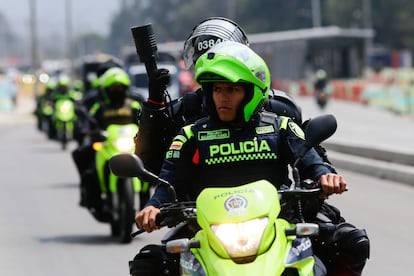 Una caravana de policías en motocicleta llega a La Picota para reforzar el dispositivo de seguridad.