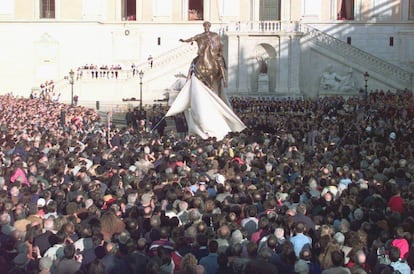 Una multitud de ciudadanos abarrota en 1997 la Plaza del Campidoglio, en Roma, durante la inaguración de la reproducción en bronce de la estatua del emperador Marco Aurelio que se encontraba en dicha plaza (ahora en los vecinos Museos Capitolinos).