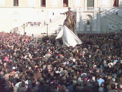 Una multitud de ciudadanos abarrota en 1997 la Plaza del Campidoglio, en Roma, durante la inaguración de la reproducción en bronce de la estatua del emperador Marco Aurelio que se encontraba en dicha plaza (ahora en los vecinos Museos Capitolinos).