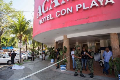 Un cadáver tapado ante un hotel de Acapulco.