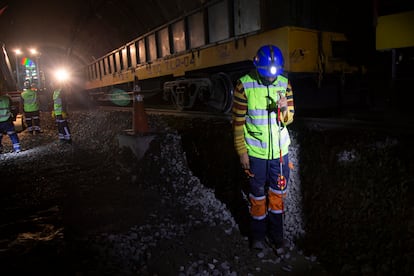 Trabajadores en la Línea 12 del Metro CDMX