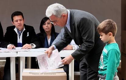 El expresidente colombiano Álvaro Uribe vota en Bogotá (Colombia). Uribe, que aspira a ser reelegido senador, afirmó que votó en las elecciones legislativas y la consulta interpartidista de la coalición de derecha para que su país no sea "una segunda Venezuela".