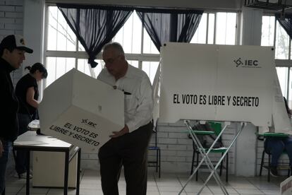 En Coahuila, también de tradición priista, la elección se disputará entre el candidato de Morena, Armando Guadiana, y el de la alianza Va por México (PRI,PAN, PRD), Manolo Jiménez. En la imagen, un funcionario de casilla durante los preparativos previos al inicio de las elecciones, este domingo en Saltillo.