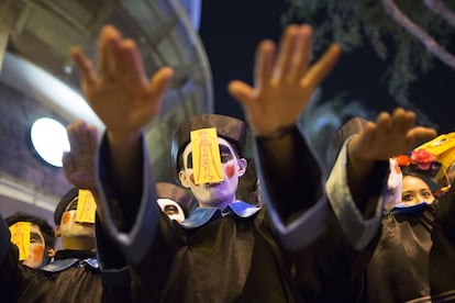 Un grupo de personas disfrazadas con un traje típico chino desfilan en el carnaval de Halloween celebrado en Hollywood, California.