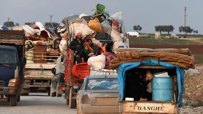 Un grupo de personas con sus pertenencias se desplazan hacia la frontera turca en el oeste de la provincia siria septentrional de Alepo, el 16 de febrero. No tienen ningún sitio adonde ir", ha lamentado la alta comisionada de Naciones Unidas, quien teme que el balance de víctimas no haga sino aumentar si las partes enfrentadas no toman medidas.