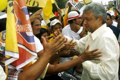 López Obrador saluda a sus seguidores durante su visita de ayer al estado de Chiapas.