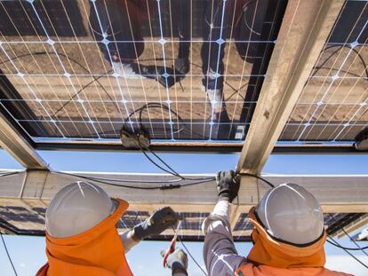 Operarios en una instalación solar de Soltec.