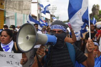 Manifestantes protestam contra o presidente, Daniel Ortega, e pedem justiça para os assassinados durante a repressão no bairro de Monimbó em Masaya (Nicarágua), no dia 29 de junho de 2018.