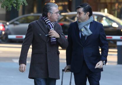 Francisco Granados, a la izquierda, con su abogado, Javier Vasallo, en noviembre.