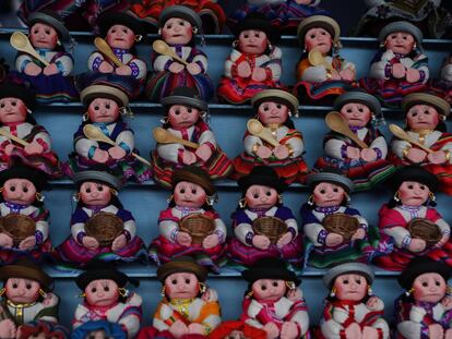 Pequeñas muñecas de trapo se encuentran a la venta durante la Feria anual de Alasita en La Paz, Bolivia, el miércoles 24 de marzo de 2021.
