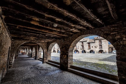 Plaza Mayor (Aínsa, Huesca). Enclavada en un promontorio que domina la confluencia de los ríos Ara y Cinca, la capital del Sobrarbe, uno de los tres condados que dieron origen al reino de Aragón, es uno de los pueblos mejor conservados de Huesca. Su casco histórico, un conjunto medieval arquetípico con plaza porticada e iglesia románica, fue declarado conjunto histórico artístico en 1965. 