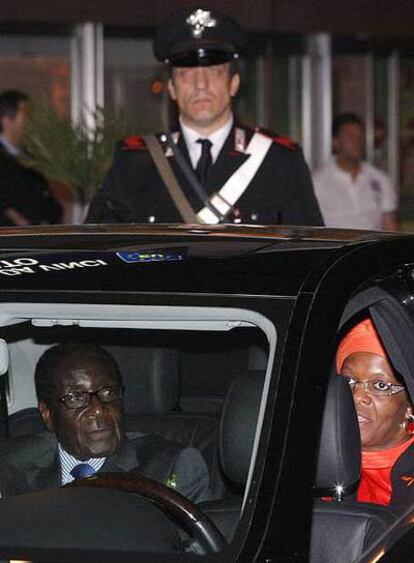 El presidente de Zimbabue, Robert Mugabe, en el aeropuerto de Roma