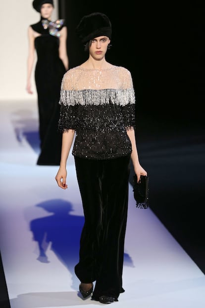 Armani: elegantes vestidos de noche y boinas de terciopelo