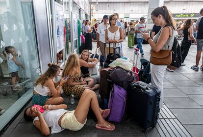 Un gran número de personas esperaban a que se restableciera el tráfico ferroviario en la estación Joaquín Sorolla de Valencia.