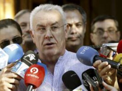 El coordinador federal de IU, Cayo Lara, hace declaraciones a los medios de comunicación momentos antes de iniciarse la manifestación convocada hoy en Madrid contra los recortes del Gobierno por el centenar de organizaciones sindicales y sociales que integran la Cumbre Social, bajo el lema "Quieren arruinar el país, ¡hay que impedirlo!".