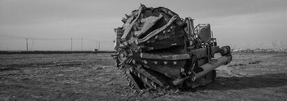 Una máquina utilizada por el ISIS para excavar túneles en la base de la IX División Blindada del Ejército iraquí en Qaraqosh, 13 de noviembre de 2016. Las bases yihadistas han sido fortificadas y cuentan con túneles que recuerdan a los del Vietcong.