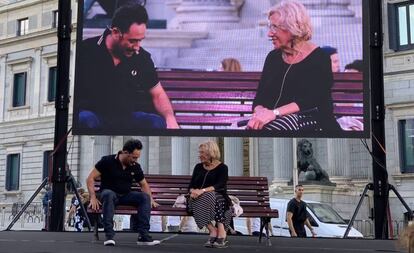 El director de cine Juan Antonio Bayona y la exalcaldesa de Madrid Manuela Carmena.