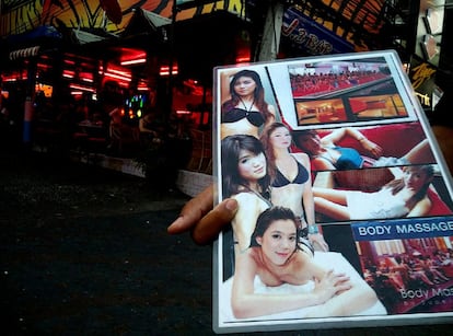 Es frecuente que en la zona peatonal de Pattaya ofrezcan masajes y servicios sexuales con fotos de las chicas e incluso cartas de lo que se puede elegir, unas veces con el precio en ellas y otras sin &eacute;l.