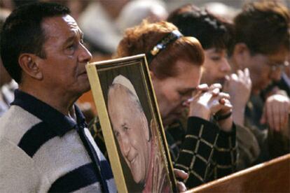 Miles de católicos en todo el mundo rezan por el Papa. En la imagen, un grupo de fieles en México.