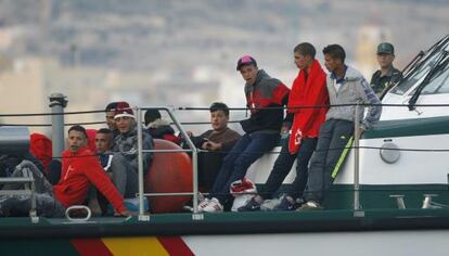 La Guardia Civil traslada al puerto de Almería a 16 inmigrantes, este miércoles
