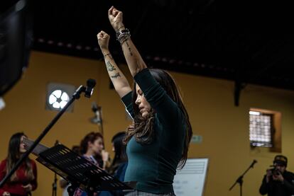 Intérpretes y cantantes ensayan en la primera Big Band de Jazz colombiana