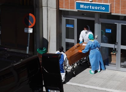 Los servicios funerarios retiran dos cuerpos del mortuorio del hospital Severo Ochoa, en Leganés, el pasado 26 de marzo de 2020.