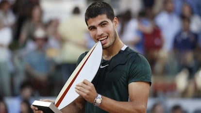 El tenista Carlos Alcaraz posa con el trofeo del Máster de Madrid con un reloj Rolex en la muñeca.