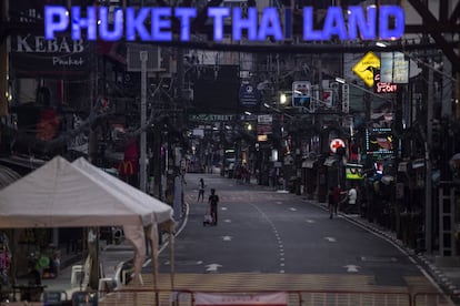 Una calle desierta de Bangla Walking en Patong Beach, en Phuket (Tailandia). La economía del país asiático se ha contraído un 6% en 2020, con millones de desempleados y una deuda familiar que sigue aumentando. Un nuevo bloqueo para combatir los contagios de covid-19 ha sumido a amplios sectores de la economía en un prolongado declive. 