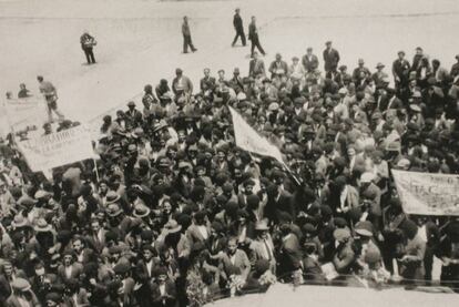 Manifestantes de la comarca de A Ulla, en Santiago el 27 de junio de 1931, reproducida en el libro <i>Carrilanos. Os túneles do tempo</i>, de Rafael Cid.
Cabecera de <i>El Pueblo Gallego</i> que recoge la proclamación de la República Gallega.