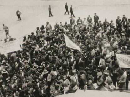 Manifestantes de la comarca de A Ulla, en Santiago el 27 de junio de 1931, reproducida en el libro <i>Carrilanos. Os túneles do tempo</i>, de Rafael Cid.
Cabecera de <i>El Pueblo Gallego</i> que recoge la proclamación de la República Gallega.